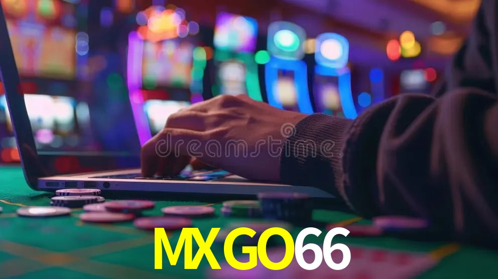 Escena dinámica inspirada en casino con iluminación MXGO66, cartas, fichas e íconos de juegos digitales en un espacio moderno de juegos.
